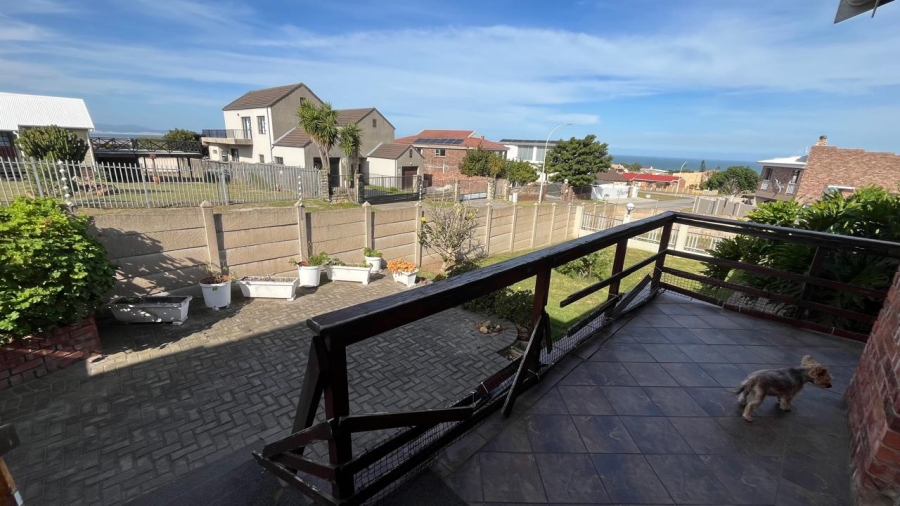 5 Bedroom Property for Sale in Wavecrest Eastern Cape
